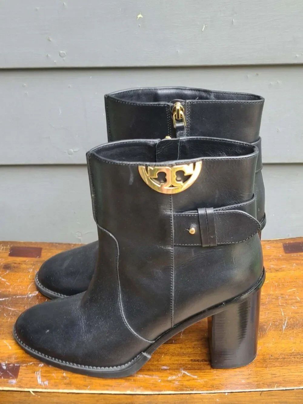 Tory Burch Black Leather Sydney Boots With Gold Tone Logo Size 8 NWOT - Picture 3 of 13